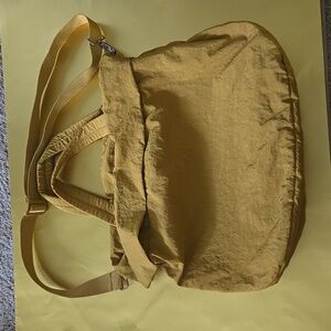 Super spacious everyday bag with adjustable strap